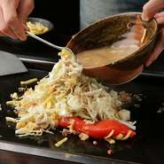 【1】鉄板が温まったら油を引き、丼から具材だけ取り出します