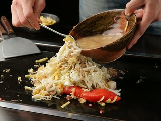 【1】鉄板が温まったら油を引き、丼から具材だけ取り出します