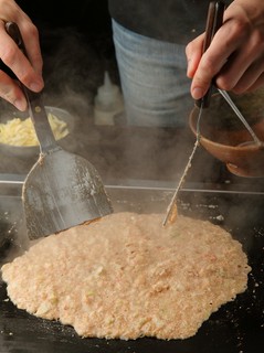 【7】だしの色が変わり粘りが出たらヘラで全体を混ぜ合わせます