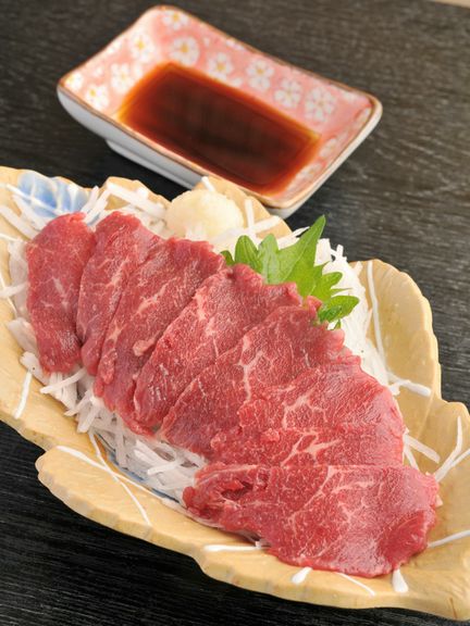 馬刺し(900円)も大人気メニューです。