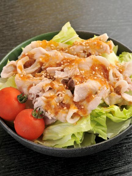 冷しゃぶサラダ（580円）もおすすめ品。