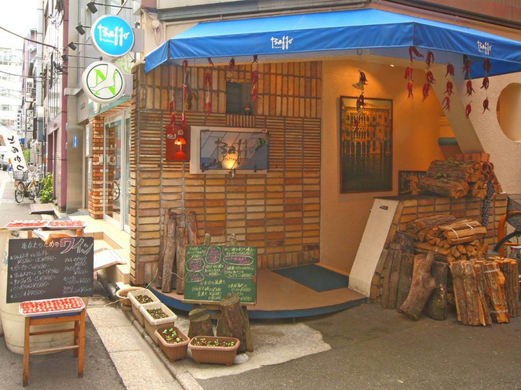 東銀座駅近くのビルの地下一階。青いエントランスが目印。