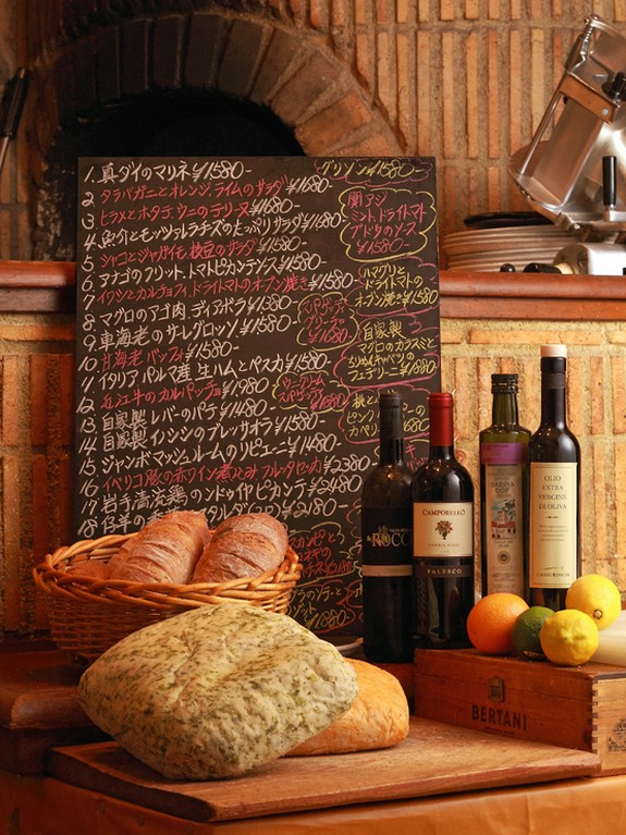 黒板にぎっしり書かれたその日のオススメメニューが人気♪