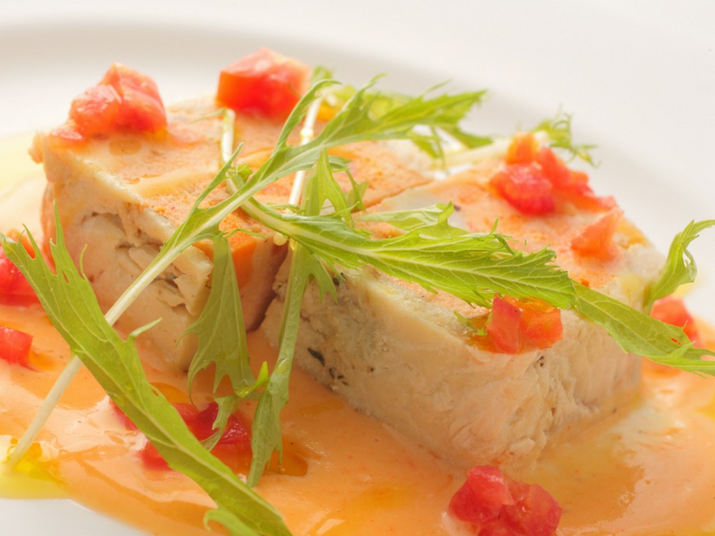 『青森産ヒラメとウニ、車海老ほたてのテリーヌ』