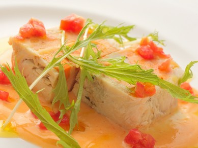 『青森産ヒラメとウニ、車海老ほたてのテリーヌ』