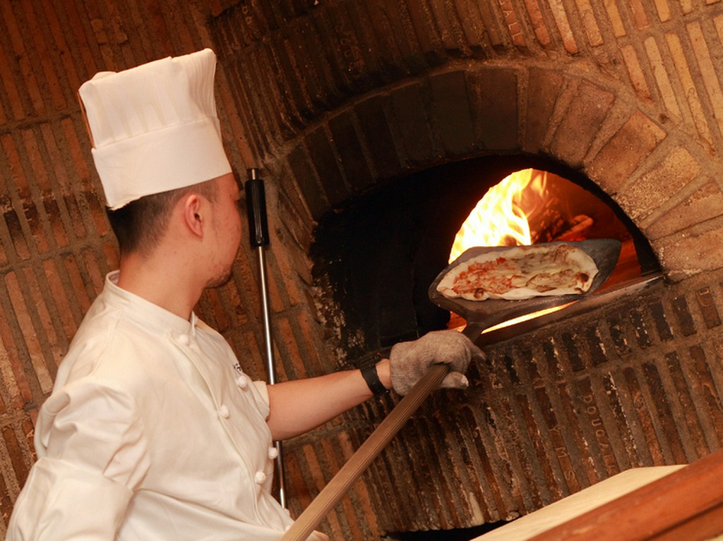 薪釜で焼くピザや魚料理は絶品です!!お見逃しなく!!