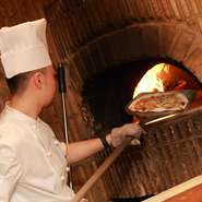 自慢の鯛のカマもここで焼くから、木と香草の香りが混ざって個性的な味に仕上がります。