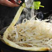 小樽の鋳物屋さんで作ったオリジナルの鍋！
野菜がたくさん入るように、フチを高くしました！