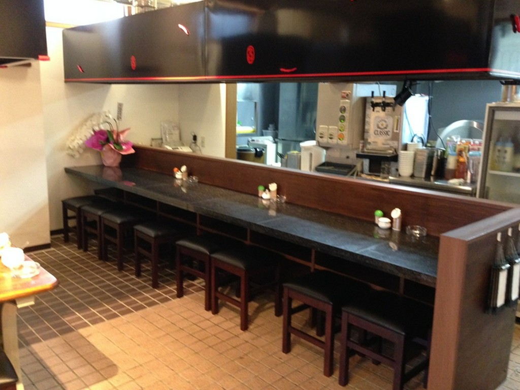 カウンター席です。　お一人のお客様もおきがるにどうぞ