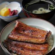 大正から続く「鰻」「鶏」の専門店です。新橋駅近くなのでお帰りの電車も安心。美味しい「鰻」をあてに、豊富な焼酎や日本酒をお愉しみ下さい。お一人様のご利用にも好評いただいております。