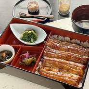 国産鰻を使用し、秘伝のたれで焼き上げた当店自慢の一品です
