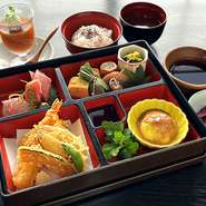 刺身（2点盛り）、天ぷら（海老、野菜、魚）、前菜、煮物、お新香、汁物、ご飯、デザート
天ぷらとお刺身、和食の季節いろいろを楽しめる献立になっております