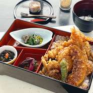 ボリューム満点！
揚げたての天ぷらを特製のタレでどうぞ