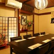 椅子席個室で足を崩しにくい場面でも気兼ねなく御利用頂けます。又、小さいお子様が御一緒で、座敷仕様が御希望の際は対応可能ですので御申しつけ下さい。
御食初め膳(稚鯛塩焼き)　1500円
御子様御膳　1000円