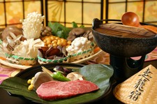 郷土料理会席に桜湯、御赤飯が付いた祝膳で、お食初め・七五三・お宮参りに御利用頂く事の多いコースです。