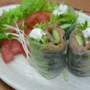 スモークサーモンの生春巻き