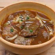 牛すじの赤ワイン煮込み