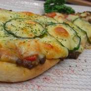 ミンチと野菜のナンピザ～カレーソースで～