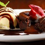 とろけるフォンダンショコラのバニラアイス添え