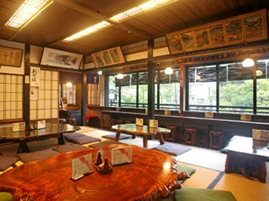 江戸の昔を偲ぶ店内