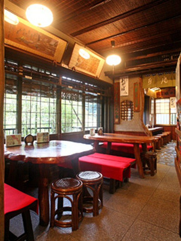 1階店内のテーブル席。和の趣の落ち着いた雰囲気。