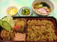 あたたかい五目御飯をメインとした和定食
あたたかいミニうどんも付いてます
