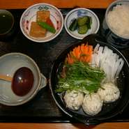 寒い季節にピッタリの1人前鍋料理です
自家製のつくねが食欲をそそります
仕上げに入れる水菜がポイント！