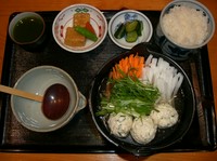 寒い季節にピッタリの1人前鍋料理です
自家製のつくねが食欲をそそります
仕上げに入れる水菜がポイント！