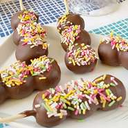 ちょっと甘めの白いお団子にチョコレートをトッピング
衝撃の美味しさです
お子様に大人気！！