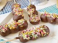 ちょっと甘めの白いお団子にチョコレートをトッピング
衝撃の美味しさです
お子様に大人気！！