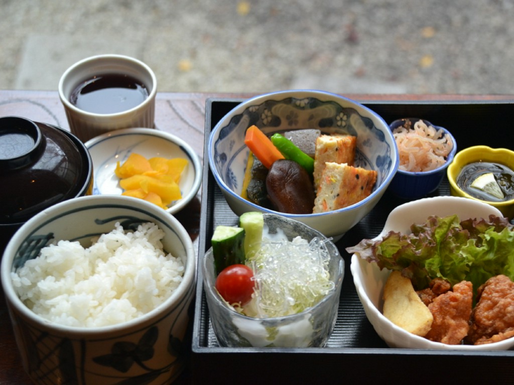 季節のお料理。お店の定番！「新・ふるさと定食」。