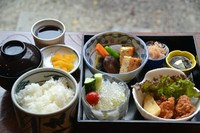 季節のお料理。お店の定番！「新・ふるさと定食」。