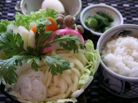 昔々、三河地方のすき焼きは鶏肉を使用していました。
〆のうどんも最初から一緒に食べていた（うどんと鶏肉をひきずって食べる）事からひきずり鍋とよばれるようになりました。