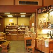 竹細工のおもちゃや季節の和菓子も販売しております。