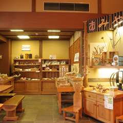 竹細工のおもちゃや季節の和菓子も販売しております。