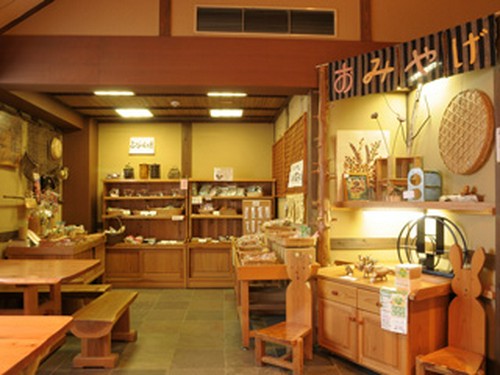 竹細工のおもちゃや季節の和菓子も販売しております。
