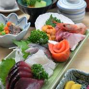 まつや一番人気。季節に応じて内容が変わる魚介類。いわきにきたら押させたい定食です。ごはんお代り自由
