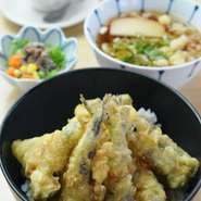 いわきといえば目光（めひかり）ですね♪キスや旬の野菜とともに天ぷらにしました。（夏季は冷やしうどん）