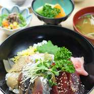 マグロ（季節によってカツオ）、アジ、イカの三品がのった豪華三品海鮮丼です。
