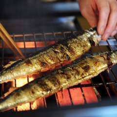 人気の居酒屋フロアにて旬のサンマを焼いて。