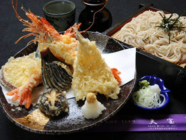 当店自慢の「天ざるそば」　遠方からのお客様のおもてなしに。