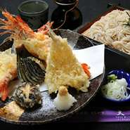 天麩羅は旬の食材を一つ一つ丁寧に揚げ、蕎麦粉は北海道産の喉ごしのいい細めの日本そばを使用しております。
海外からいらした方に日本食の素晴らしさを伝えたい！そんな時にも最適なお店です。