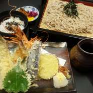 〈おすすめ〉有頭海老二本・魚・野菜4点盛りの豪華天ざる。北海道産のそば粉を使用したのど越しの良い蕎麦又はコシが決めての太うどん。