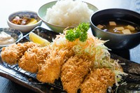 広島県産の特大粒牡蠣を使用した「ビックリサイズ」のカキフライです。単品でもどうぞ♪　プラス増量1粒+320円です。