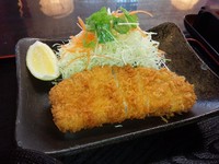 人気のロースかつランチをはじめ、ヒレかつランチや天丼ランチなど季節により4～5種類用意しております。全品ソフトドリンク付です。
日曜祝祭日を除く11時～14時までの提供です。