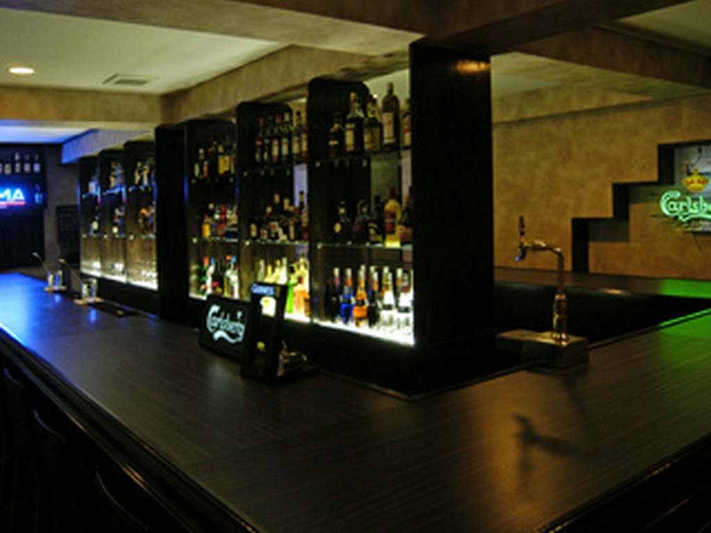 お店をぐるりと囲む洒落たカウンター席