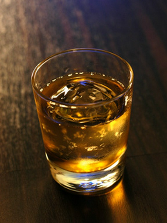 丸氷をゆっくりと溶かしながら・・・