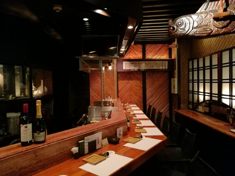 カウンター席、目の前で鉄板焼きがご覧いただけます。