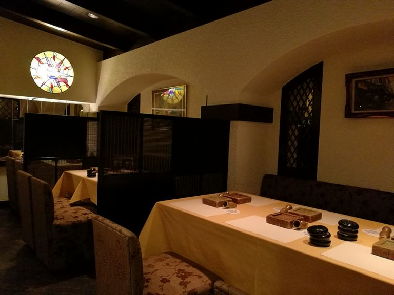 2階の落ち着いたサロン席は接待などにおすすめ