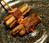 細切りにしたごぼうをピリリと辛く炊いてベーコンで巻いています。